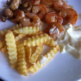 Garnelen, Pilze und Pommes Frites