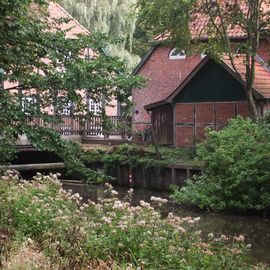 Der Wanderweg Huder Bach zum Skulpturenufer in Hude 