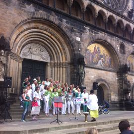 Gospel Chor vor dem Bremer Dom singen für Spenden zu Gunsten der Flutopfer