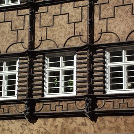 Figuren an der Wand im Innenhof vom Haus des Reichs