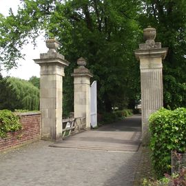 Burg Droste zu Hülshoff - die Brücke mit den vier Säulen