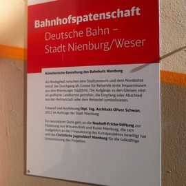 Bahnhof in Nienburg an der Weser - Infotafel zur künstlerischen Gestaltung von 2012