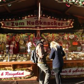 
Bremer Weihnachtsmarkt am Nachmittag - Liebfrauenkirchhof - N&uuml;sse und Lebkuchenherzen