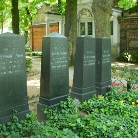 Die Brüder Grimm liegen auf dem Alter St. Matthäus Kirchhof