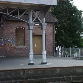 Bahnhof Brake an der Unterweser - schöne alte verzierte Säulen