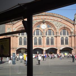 Die Ringbahn 16 - Triebwagen 701 vor dem Bremer Hauptbahnhof