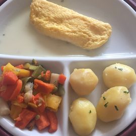 Omelette natur mit Kräutersoße, Gemüse und Kartoffeln 