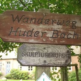 Der Wanderweg am Huder Bach zum Skulpturenufer