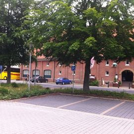 Parkplatz vor dem Besucherzentrum von Berentzen