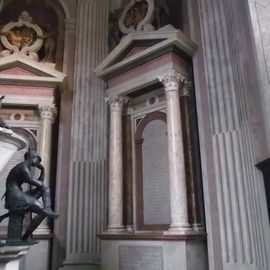 Im Mausoleum des Fürsten Ernst v. Holstein-Schaumburg - italienische Mamorsäulen