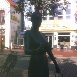 Statue Teelke vor dem Bünting Haus