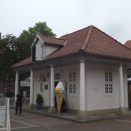Eisdiele in der alten Wache vor dem Ratskeller in Neustadt am Rübenberge