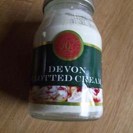 Devon Clotted Cream vom English Shop in Köln
55% Fett = 2100 kJ - 

Créme double hat 42 % - Schlagsahne 30 - 32 % Fett