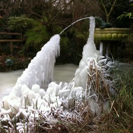 Springbrunnen im Winter mit witzigen Eisgebilden
