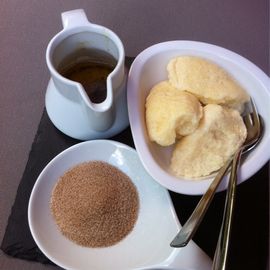 Quarkklößchen mit Zimt, Zucker und brauner Butter