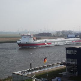 Schiffsverkehr auf der Weser Fahrrichtung Bremerhaven - Im Hintergrund das Stahlwerk
