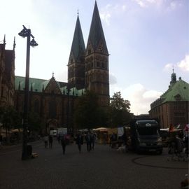 Der Bremer Dom am Mittag