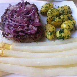 Rib-eye Steak mit Spargel für mich