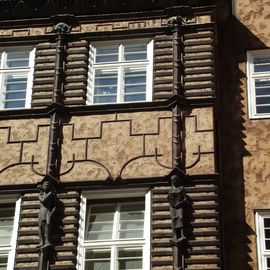 Figuren an der Wand im Innenhof vom Haus des Reichs