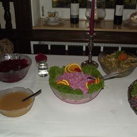 Heringssalat, Bohnensalat, Rote Bete und Apfelmus