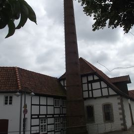 Tuchmachermuseum mit dem Schornstein am Stausee der Hase