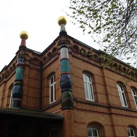 Hundertwasserbahnhof in Uelzen Expo Projekt 2000 - Auch hinten sind die markanten Kugeln an den Dachecken