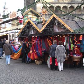 Auf dem Bremer Weihnachtsmarkt  vor dem Dom bunte Hängematten