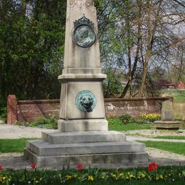 Der steinerne Obelisk des Herzog-Wilhelm-Denkmals wurde am 19. Oktober 1900 feierlich eingeweiht.