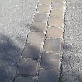 Markierung des Verlauf der Mauer sch&ouml;n nachvollziehbar, hier an der Bernauer Stra&szlig;e