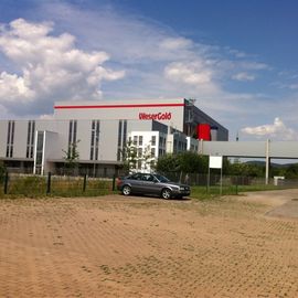 Die Verbindungsbr&uuml;cke von RIHA Wesergold zum Hochregallager &uuml;ber die Extertalstra&szlig;e und der Draisinenbahn in Rinteln