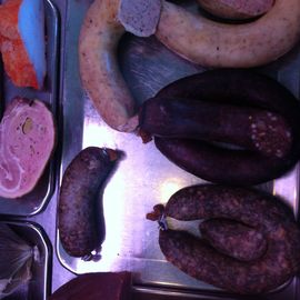 Wurst in der Theke von der Fleischerei Burgener