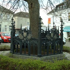 Sch&ouml;ner alter Zaun um den alten Baum vor der evangelisch lutherischen Kirche Berne 