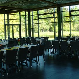 BRUNS Rhododendron Park in Gristede - Pavillon mit gedeckten Tischen