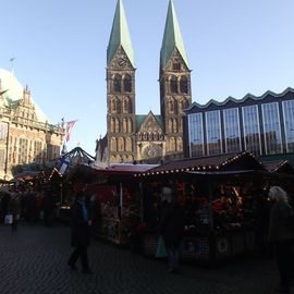 Der Bremer Weihnachtsmarkt am Nachmittag - Blick auf Rathaus, Dom und B&uuml;rgerschaft