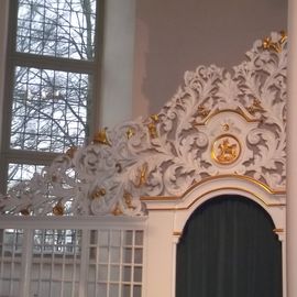 Schöne Holzarbeiten neben dem Altar der Christuskirche in Harpstedt 