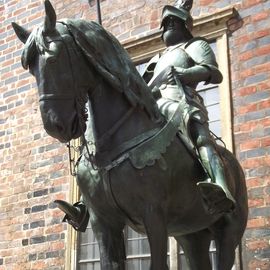 Reiterbild rechts neben dem Rathaus von Bremen
