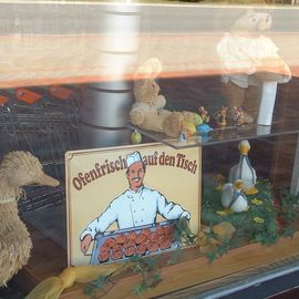 Landbäckerei Ruge in Falkenburg Osterdeko im Schaufenster