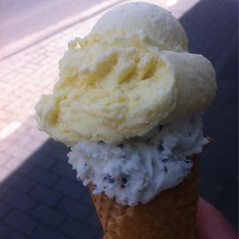 Vanille und Stracciatella Eis