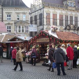 Auf dem Bremer Weihnachtsmarkt - hinten der Schütting, die Handelskammer von Bremen