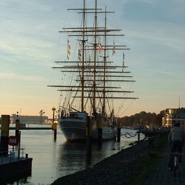 Das Schulschiff Deutschland in Vegesack in der Abendsonne