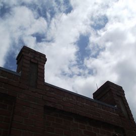 Blauer Himmel über dem Turbinenhaus