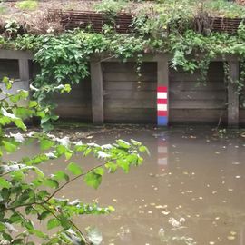 Der Wanderweg Huder Bach zum Skulpturenufer in Hude - Ist der Wasserstand bei Rot, kann die Bahnunterführung nicht trockenen Fußes benutzt werden