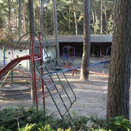 Viele Spielgeräte für die Kinder bei der alten Traditionsgaststätte in Steinkimmen