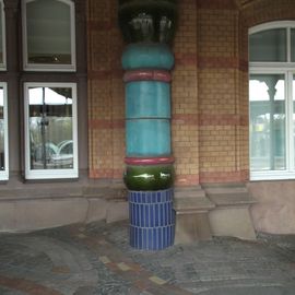 Hundertwasserbahnhof in Uelzen Expo Projekt 2000 - Überall sind die bunten Säulen