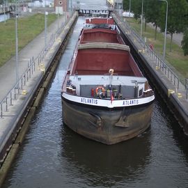 Die Weserschleusen in Habenhausen - Atlantis aus Papenburg Fahrtrichtung Minden