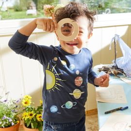 Lern-Shirt mit verkehrter Reihenfolge der Planeten. "Mein Vater erklärt mir jeden Sonntag unsere neun Planeten".
