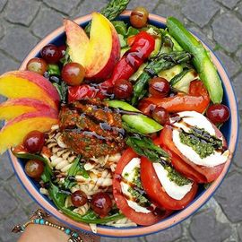 Dinkel-Pasta-Salat mit eingelegten getrockneten Tomaten, Rucola, Montello Parmesan &amp; gerösteten Pinienkernen
