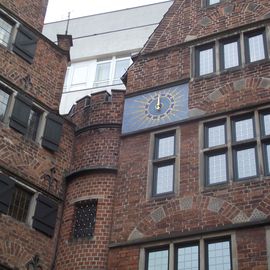Haus des Glockenspiels in der Bremer Böttcherstraße - Turm kommen gleich die geschnitzten Holztafeln