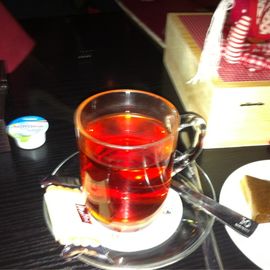 Glas schwarzer Tee im Riva