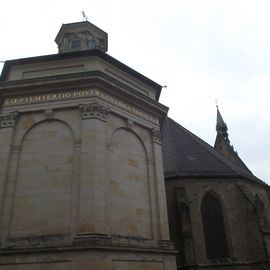 Das siebeneckige Mausoleum in Stadthagen hinter dem Chor der St. Martini Kirche